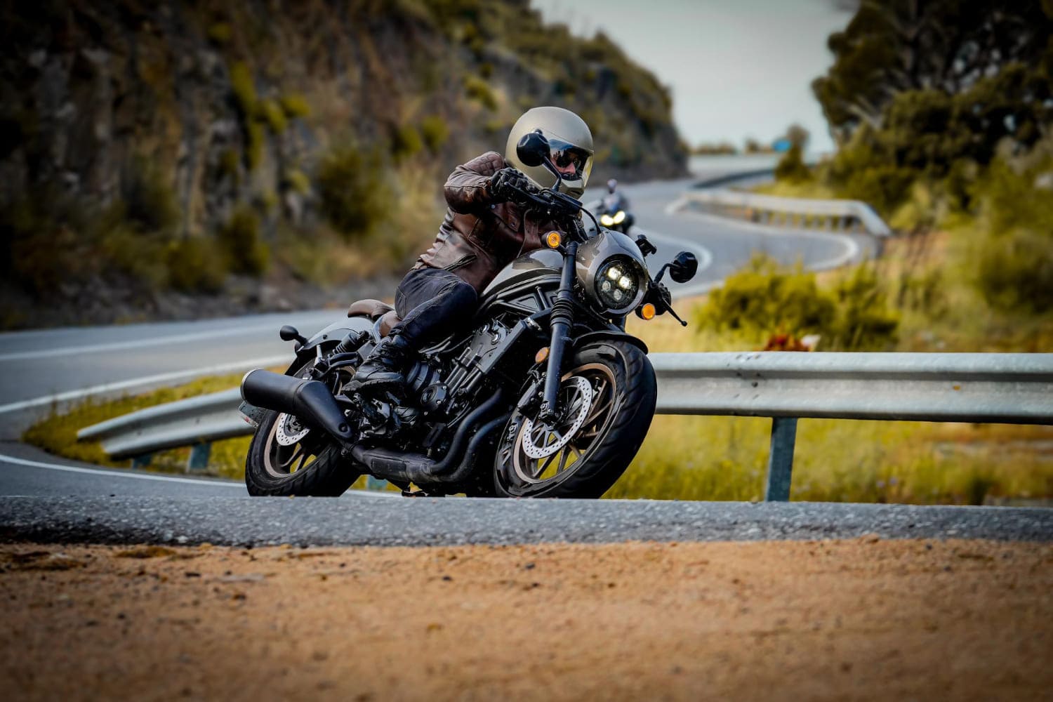 fotografija monka koja vozi motocikl u krivini